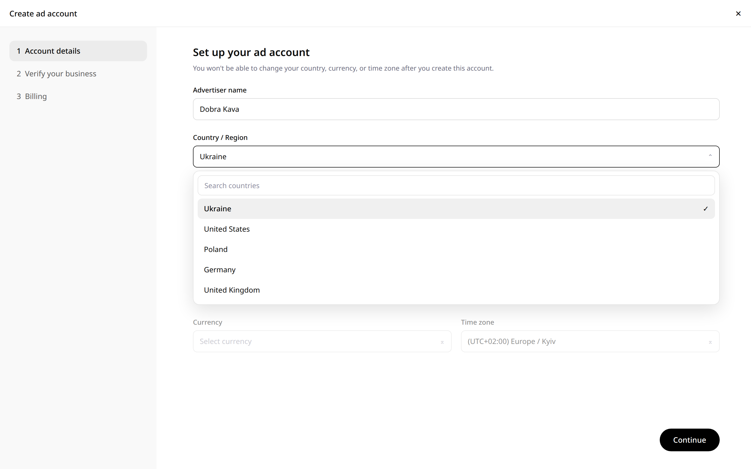 выбор страны при создании аккаунта (пример): форма account setup, раскрытый список Country/Region с выделенной страной бизнеса, рядом поля Currency и Time Zone